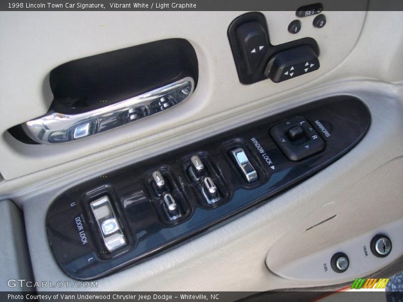 Vibrant White / Light Graphite 1998 Lincoln Town Car Signature
