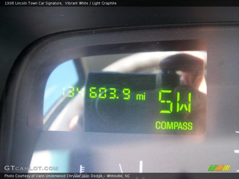 Vibrant White / Light Graphite 1998 Lincoln Town Car Signature