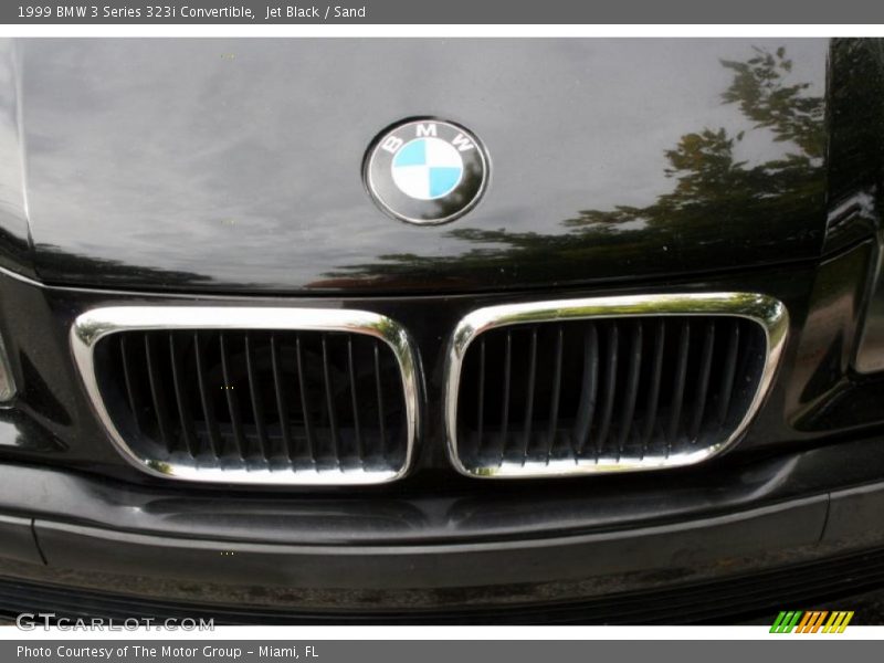  1999 3 Series 323i Convertible Logo