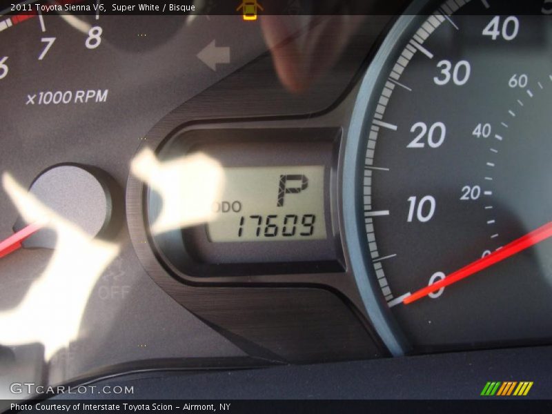 Super White / Bisque 2011 Toyota Sienna V6