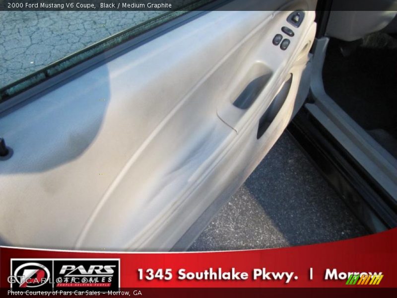 Black / Medium Graphite 2000 Ford Mustang V6 Coupe