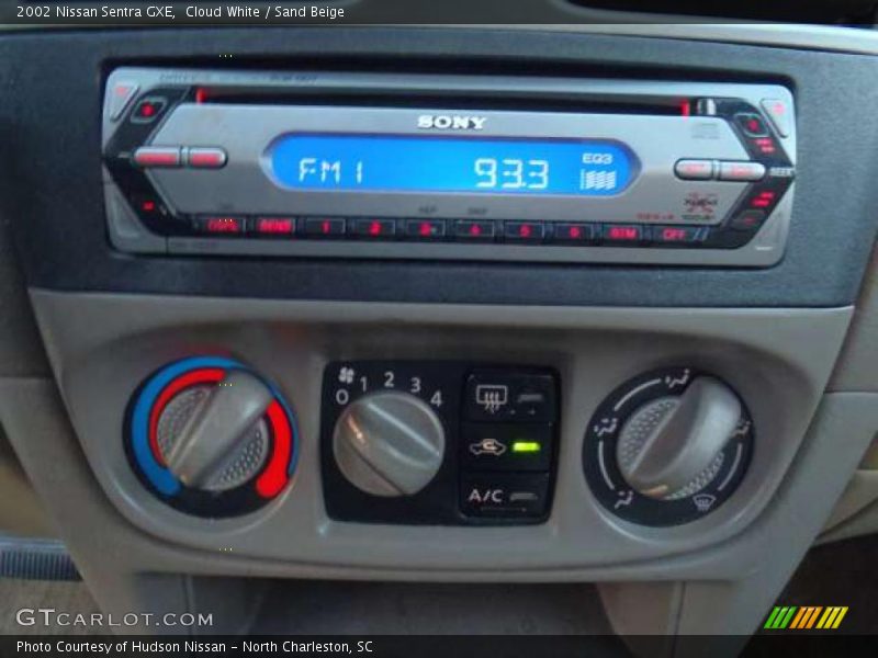 Cloud White / Sand Beige 2002 Nissan Sentra GXE