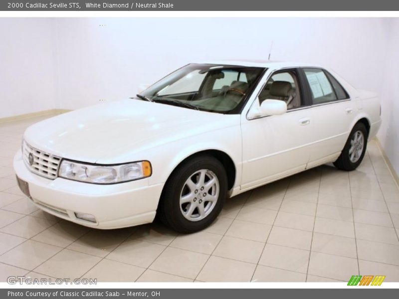 Front 3/4 View of 2000 Seville STS
