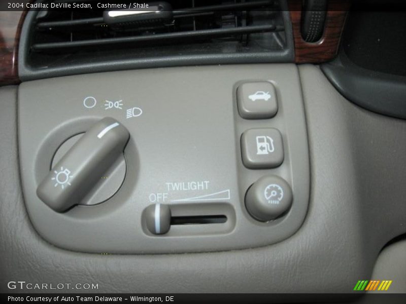 Cashmere / Shale 2004 Cadillac DeVille Sedan