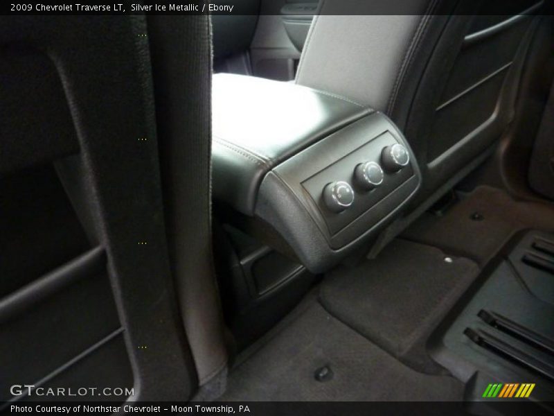 Silver Ice Metallic / Ebony 2009 Chevrolet Traverse LT