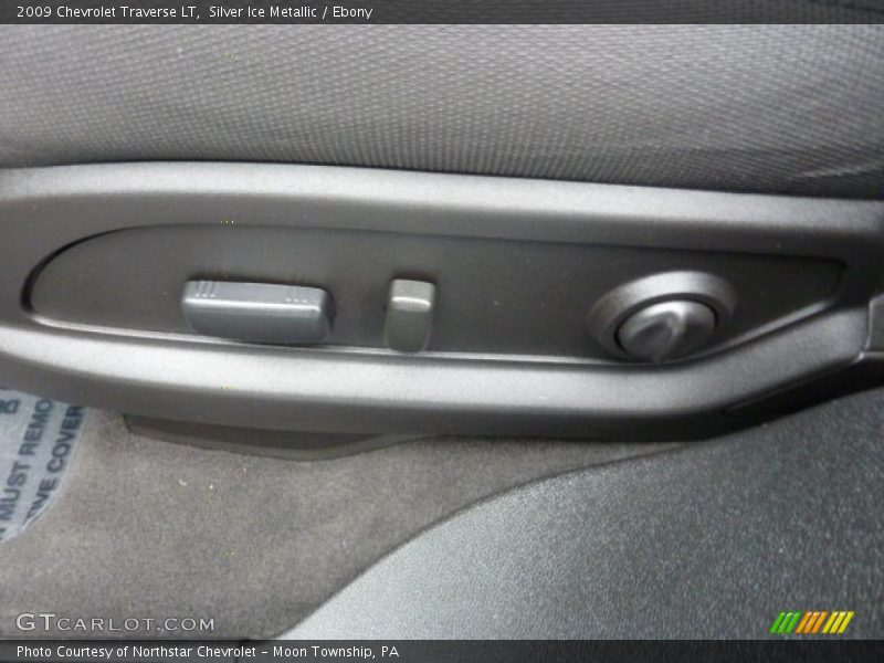Silver Ice Metallic / Ebony 2009 Chevrolet Traverse LT