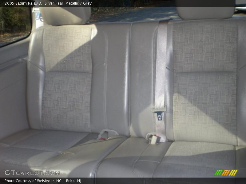 Silver Pearl Metallic / Grey 2005 Saturn Relay 3