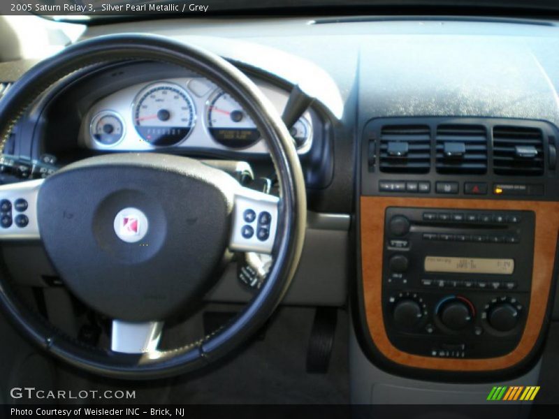 Silver Pearl Metallic / Grey 2005 Saturn Relay 3