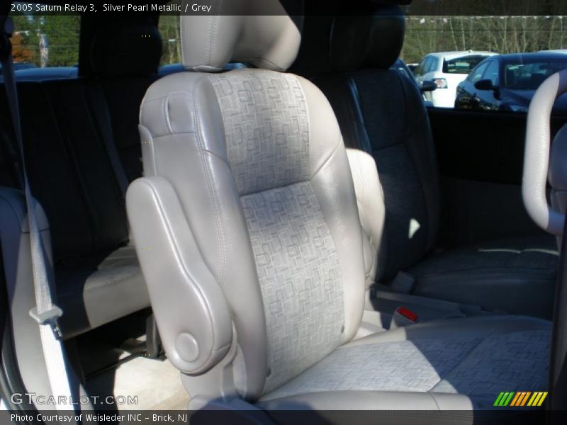 Silver Pearl Metallic / Grey 2005 Saturn Relay 3