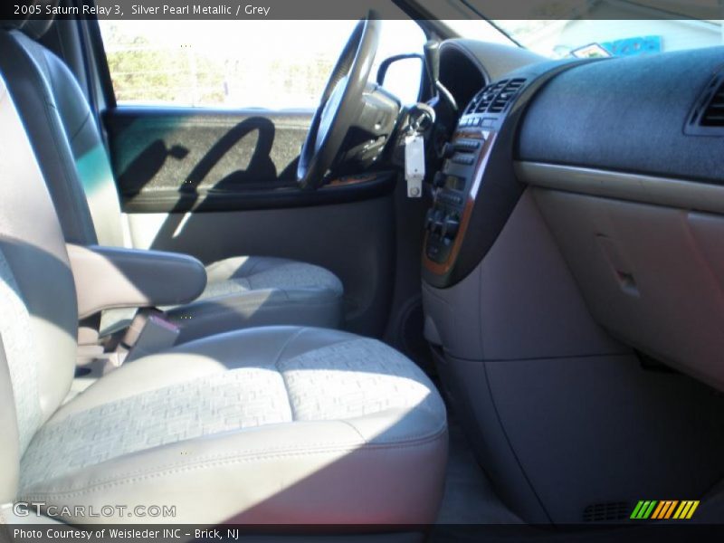 Silver Pearl Metallic / Grey 2005 Saturn Relay 3