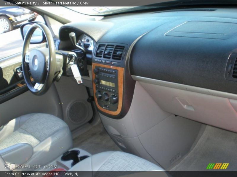 Silver Pearl Metallic / Grey 2005 Saturn Relay 3