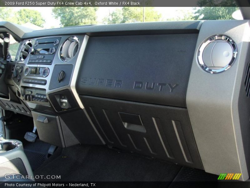 Oxford White / FX4 Black 2009 Ford F250 Super Duty FX4 Crew Cab 4x4