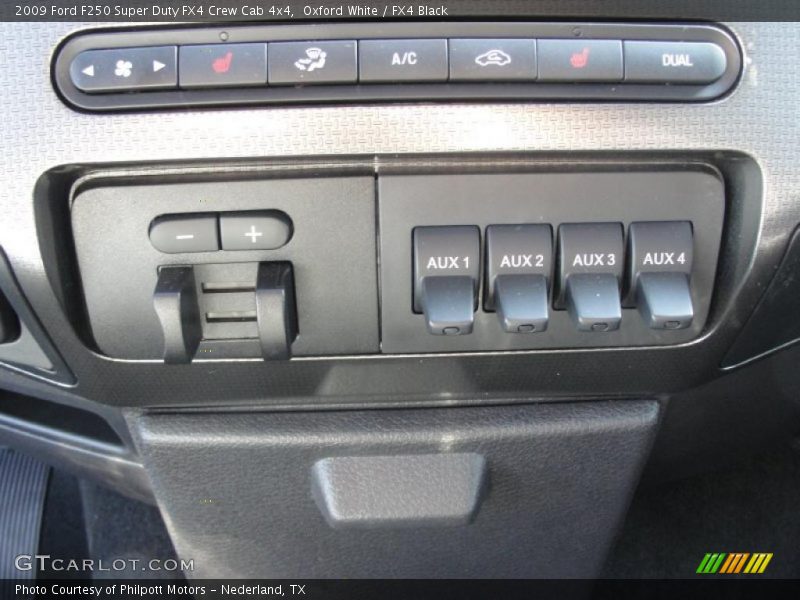Oxford White / FX4 Black 2009 Ford F250 Super Duty FX4 Crew Cab 4x4
