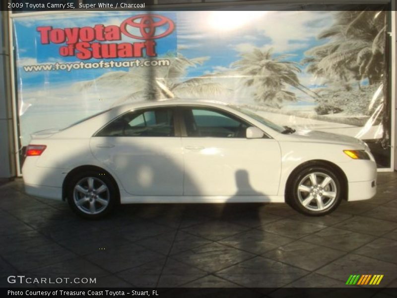Super White / Charcoal 2009 Toyota Camry SE