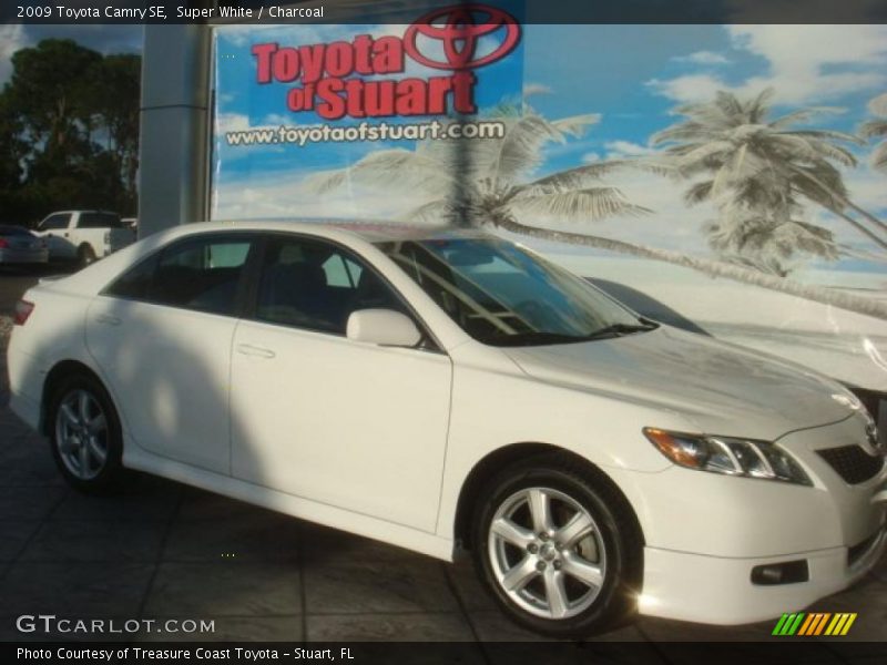 Super White / Charcoal 2009 Toyota Camry SE