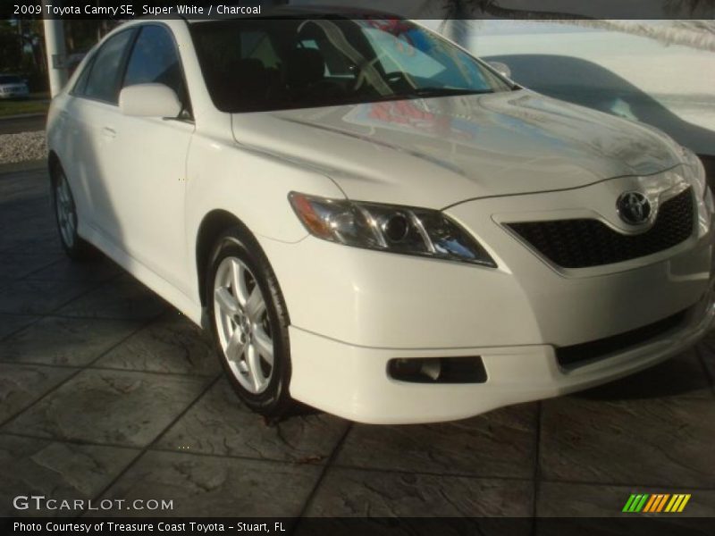 Super White / Charcoal 2009 Toyota Camry SE