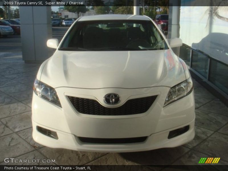Super White / Charcoal 2009 Toyota Camry SE
