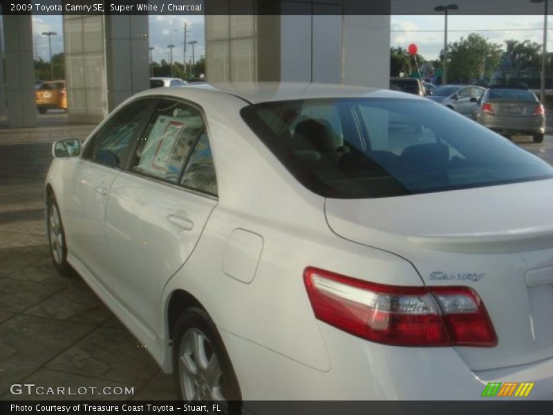 Super White / Charcoal 2009 Toyota Camry SE