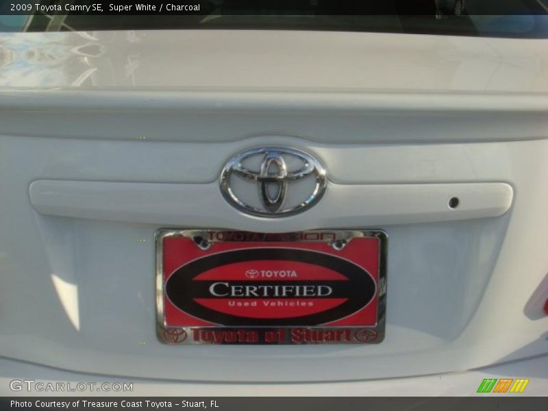 Super White / Charcoal 2009 Toyota Camry SE