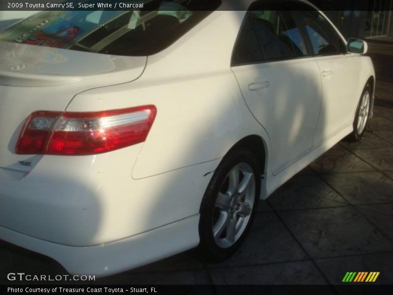 Super White / Charcoal 2009 Toyota Camry SE