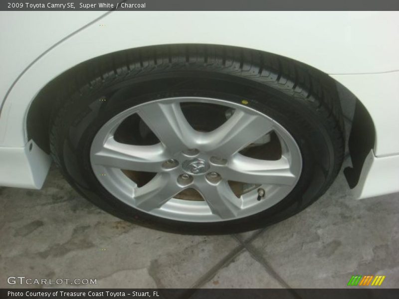 Super White / Charcoal 2009 Toyota Camry SE