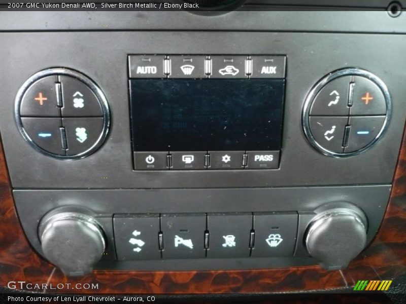 Silver Birch Metallic / Ebony Black 2007 GMC Yukon Denali AWD