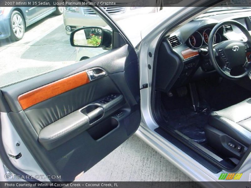 Door Panel of 2007 M 35 Sedan