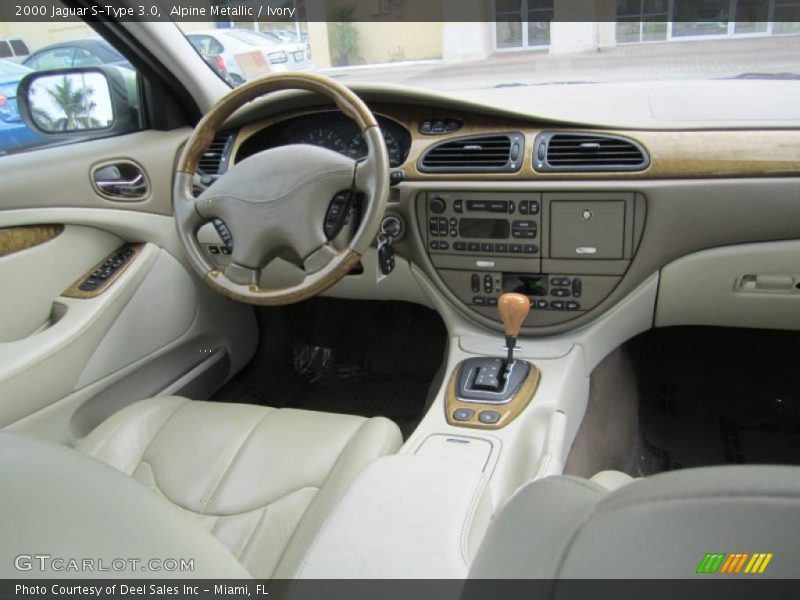 Dashboard of 2000 S-Type 3.0