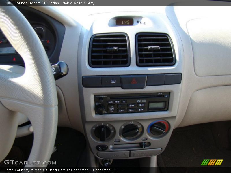 Noble White / Gray 2005 Hyundai Accent GLS Sedan