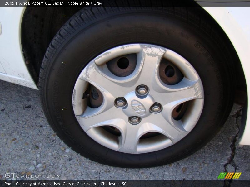 Noble White / Gray 2005 Hyundai Accent GLS Sedan