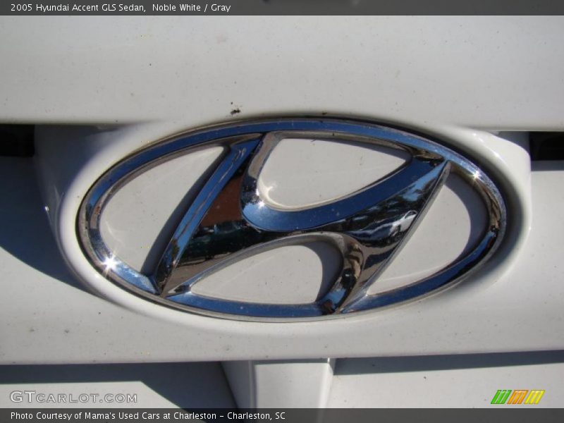 Noble White / Gray 2005 Hyundai Accent GLS Sedan