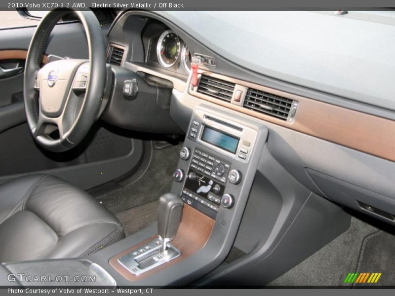 Dashboard of 2010 XC70 3.2 AWD