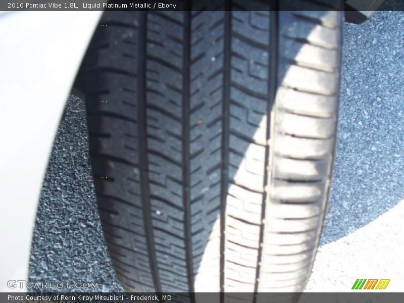 Liquid Platinum Metallic / Ebony 2010 Pontiac Vibe 1.8L