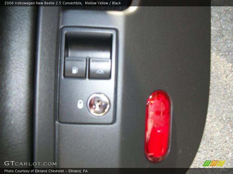 Mellow Yellow / Black 2006 Volkswagen New Beetle 2.5 Convertible