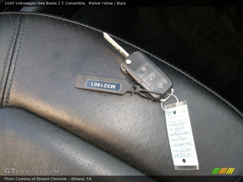 Mellow Yellow / Black 2006 Volkswagen New Beetle 2.5 Convertible