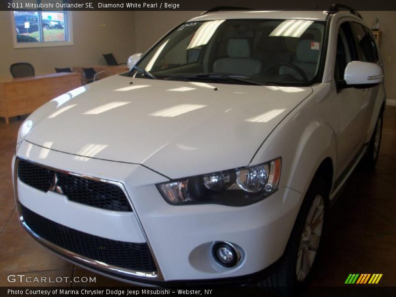Diamond White Pearl / Beige 2011 Mitsubishi Outlander SE