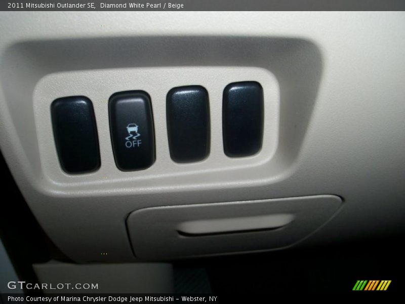 Diamond White Pearl / Beige 2011 Mitsubishi Outlander SE