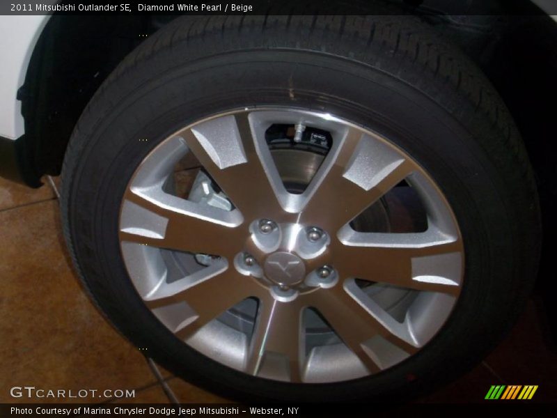 Diamond White Pearl / Beige 2011 Mitsubishi Outlander SE