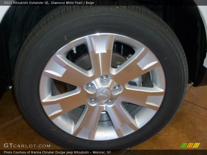 Diamond White Pearl / Beige 2011 Mitsubishi Outlander SE