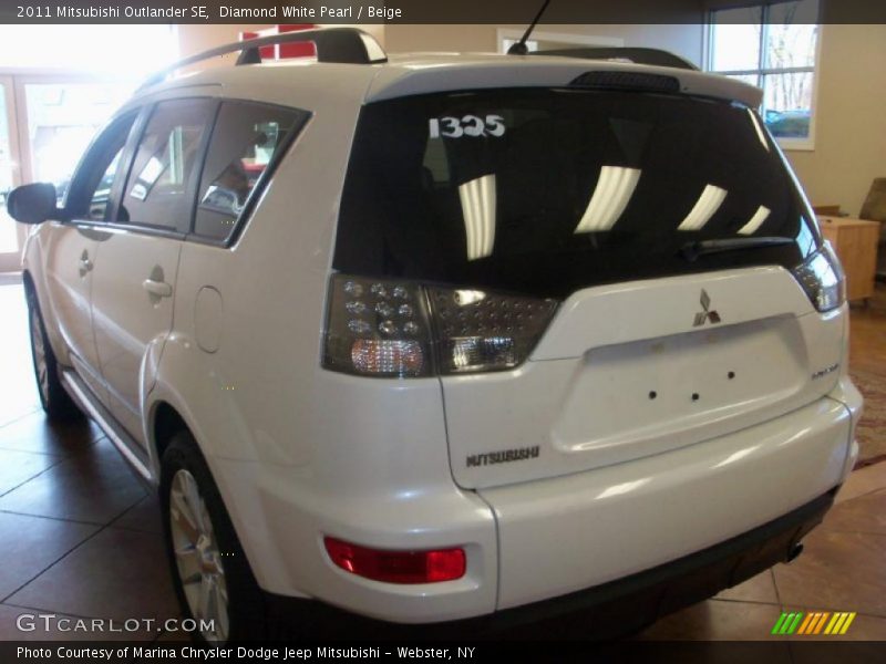Diamond White Pearl / Beige 2011 Mitsubishi Outlander SE