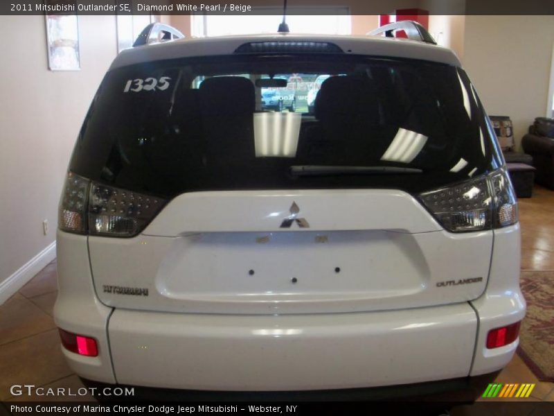 Diamond White Pearl / Beige 2011 Mitsubishi Outlander SE