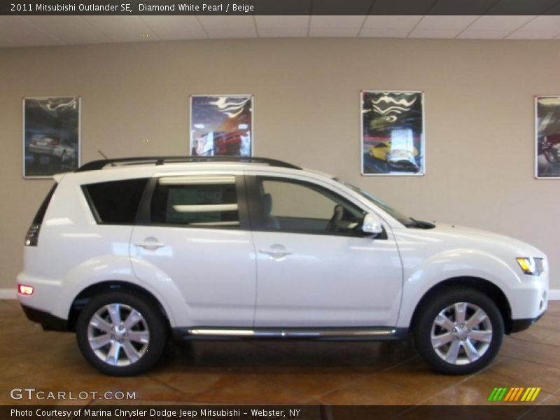 Diamond White Pearl / Beige 2011 Mitsubishi Outlander SE