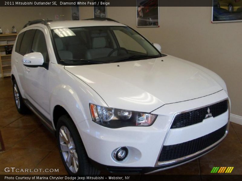 Diamond White Pearl / Beige 2011 Mitsubishi Outlander SE