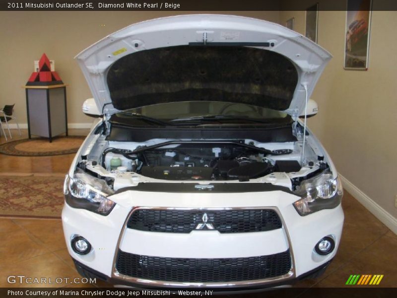 Diamond White Pearl / Beige 2011 Mitsubishi Outlander SE