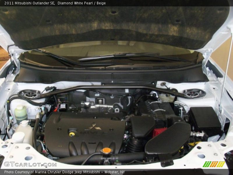 Diamond White Pearl / Beige 2011 Mitsubishi Outlander SE