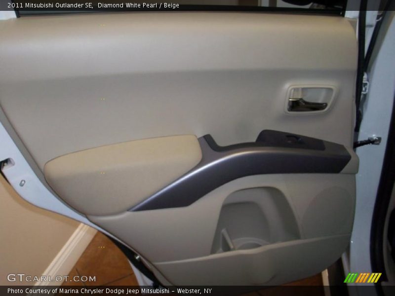 Diamond White Pearl / Beige 2011 Mitsubishi Outlander SE