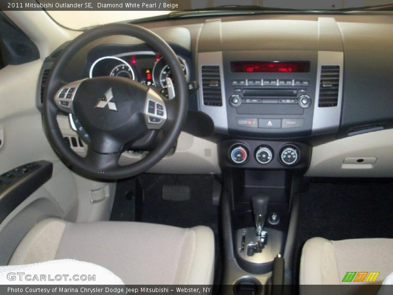 Diamond White Pearl / Beige 2011 Mitsubishi Outlander SE