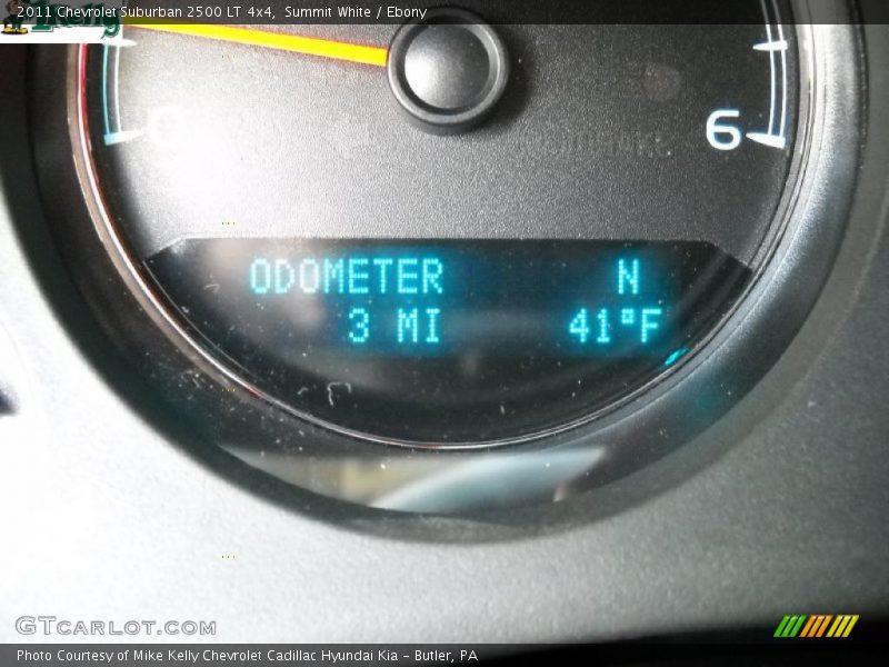 Summit White / Ebony 2011 Chevrolet Suburban 2500 LT 4x4