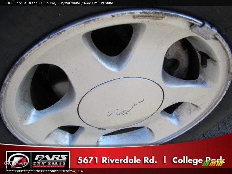 Crystal White / Medium Graphite 2000 Ford Mustang V6 Coupe