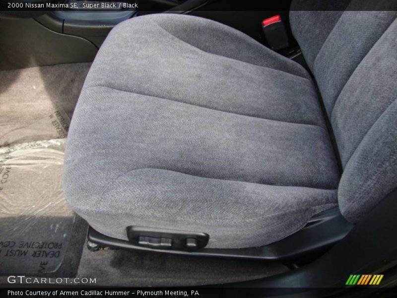 Super Black / Black 2000 Nissan Maxima SE